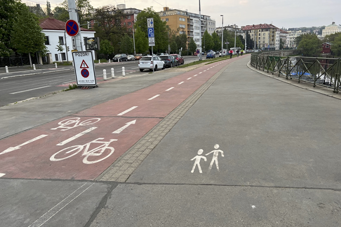 間中亦有分開單車和行人的路線。