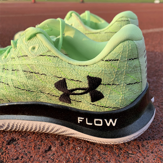 中底FLOW物料偏硬，加上鞋底坑紋夠深，在不同地面抓地力都不錯。其實 Nike 第一代 React 都將8成中底外露，只在前掌和腳踭加上橡膠，但已經被評為不夠耐用。所以 VELOCITI WIND 完全沒有外底下，除了有防滑和緩震外，耐用程度亦是關鍵。