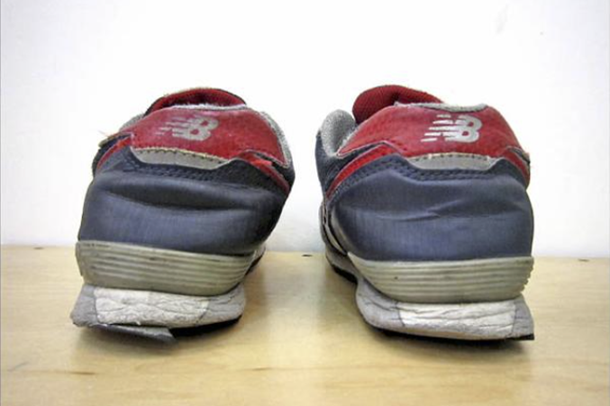 扁平足穿著時間久了，會令鞋內翻，支撐力減少 (網上圖片)
