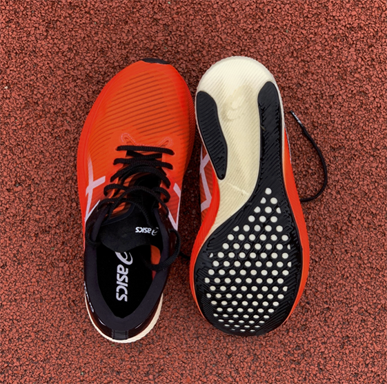 Asics Grip外底沒有覆蓋整個外底,所以有部分中底外露,但主要落腳觸地位如腳前掌和外側,甚至腳踭都有橡膠。特別在前掌橡膠上開小孔,既可加大磨擦力又可減重。試在跑馬地石屎路 (下雨天)、運動場上的抓地力都不錯。