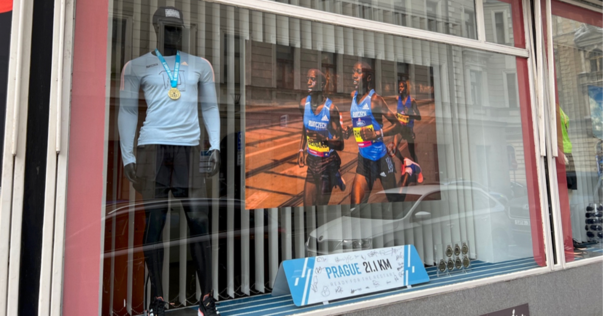 店舖以2018年布拉格半馬拉松作櫥窗擺設。