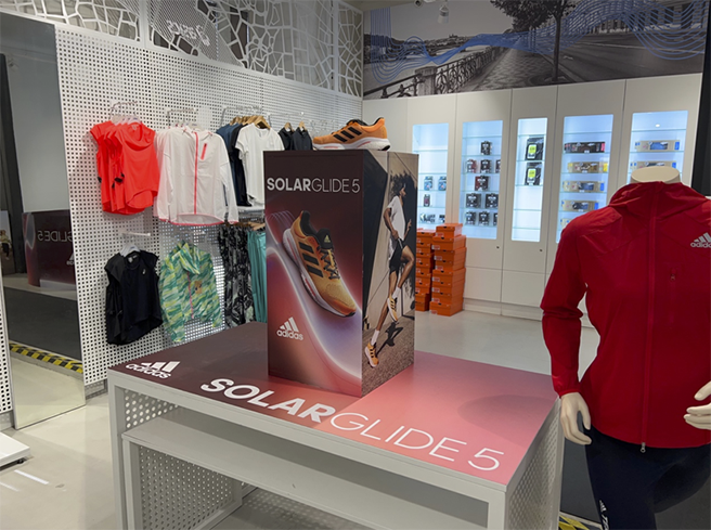 於店內另一邊，adidas的Solar Glide 5亦有display table，此款屬於穩定性跑鞋，適合跑手用於在伏爾泰河邊慢跑。
