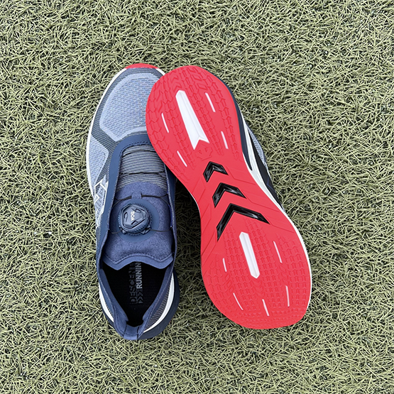 另一賣點是鞋底足弓部位嵌有TPU板，跑步時穩定鞋底，除了節省左右擺動的能量消耗，亦減少扭傷機會。