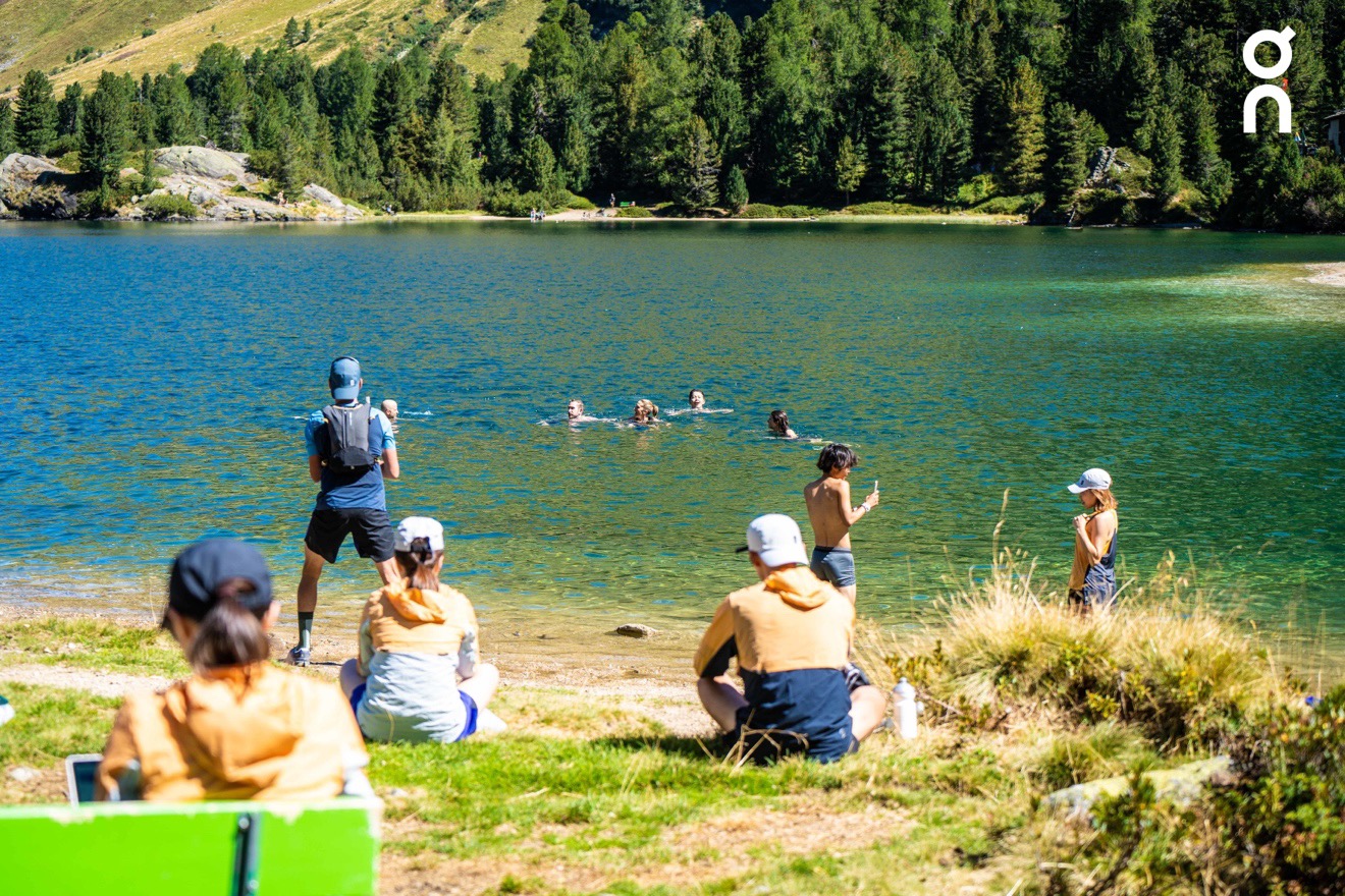 午膳地點Lägh da Cavloc近在湖邊，大家食飽又可以自由暢泳。